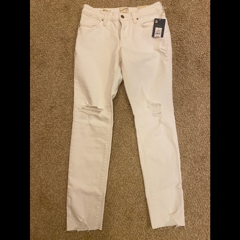 NWT  - Universal Thread White Ladies Jeans Size 4